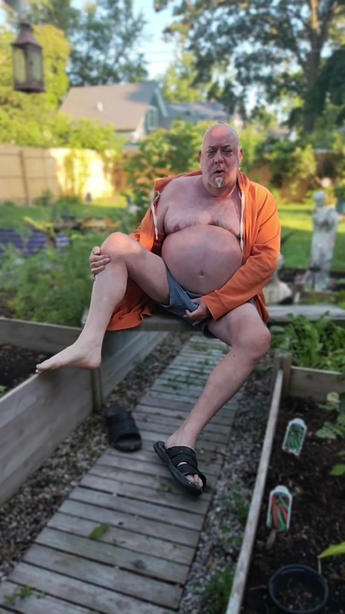 beardaddychub: Mi godo il mio cortile - nudo!