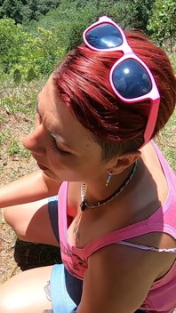彼女は私たちがハイキングをしている間、しゃぶりたかったのです