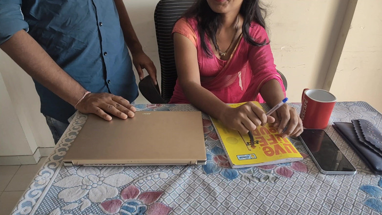 Mumbai Ashu: 夫人与办公室男孩发生性关系 印地语音频