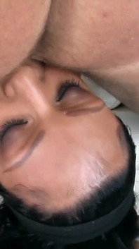 Una puta sexy que despierta el deseo de correrse en la gran y larga polla de Choky Ice