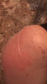 Meisje domineert meisje in de kerker