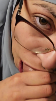 Zblízka kouření s brýlemi Mia Niqab