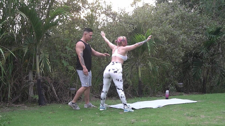 Vane Medina: 올해 마지막 요가 수업: 선생님이 연꽃 꽃에서 야외에서 나를 섹스한다