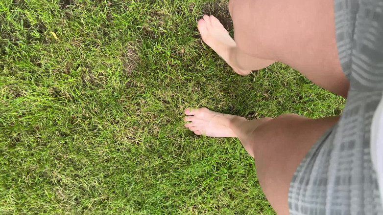 Feet: Chodzenie Boso Po Trawie