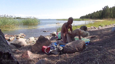 FinAdult Videos: フィンランドのカップルの屋外と屋内のクソ