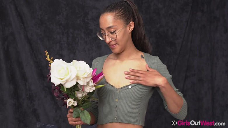 Girls Out West: Cewek toket kecil dengan memek berbulu suka bunga dan masturbasi