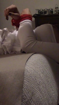 Atada y encapuchada con pantimedias y tacones, tengo mi boca follada durante 20 minutos con chorreo de leche oral