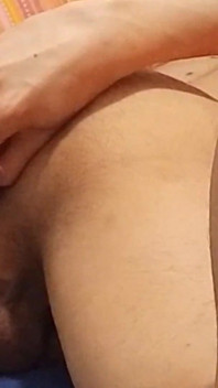 Twink Asia melancap di atas katil, menunjukkan kakinya, membuat bonggol kering, mengongkek lubang pantatnya dengan palam, pancutan mani dalam fleshlight, merintih