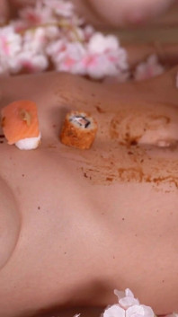 Food Porn: Makan Sushi dari tubuh awek yang lazat