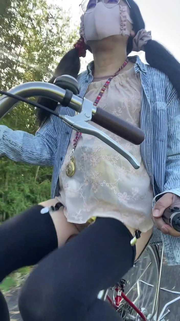 megu2002: No. 220 Impostare un vibratore nella mia figa durante una corsa...