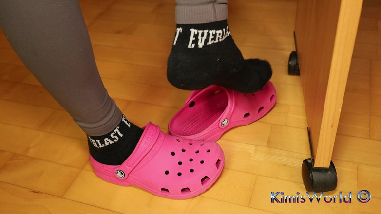 KimisWorld: Hra pod nohama pod stolem - růžové ucpávání a opotřebované ponožky