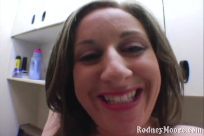 Horny Hairy Girls: MILF dengan pepek berbulu bertetek besar dikongkek vintaj di luar...