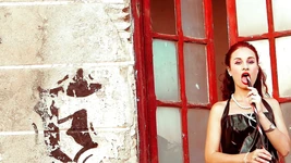 Ariel Ortiz, a empregada, enquanto limpa a casa, fica com tesão e começa a se masturbar para seu padrasto