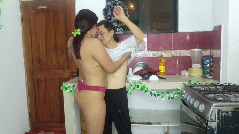 Lady: Tatăl vitreg își fute fiica vitregă cu cur mare în bucătărie