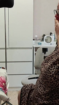 Sousedka si hraje s mým ptákem rukama a ústy, dokud se nevystříkám