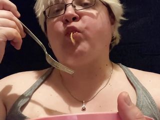 Real HomeMade BBW BBC Porn: Bbwbootyful fan request eating spaghetti
