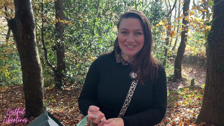 Lustful Libertines: Une prof se fait pisser dans les bois