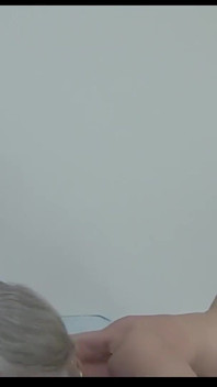 작은 가슴을 가진 노파 - 흑인 유혹자가 그것을 무절제한 상태로 몰아넣는다