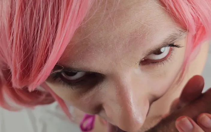French Julia: La ragazza kawaii succhia in cosplay e ingoia sborra calda...