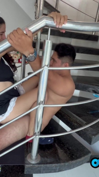A empregada tesuda pede que pau seja colocado nela