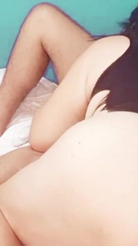 Olgun büyük poposlu MILF'in zengin penis emmesi