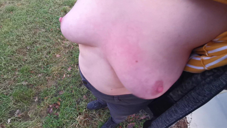 Bouncy Tits Action: Țâțe goale plesnite tare în aer liber