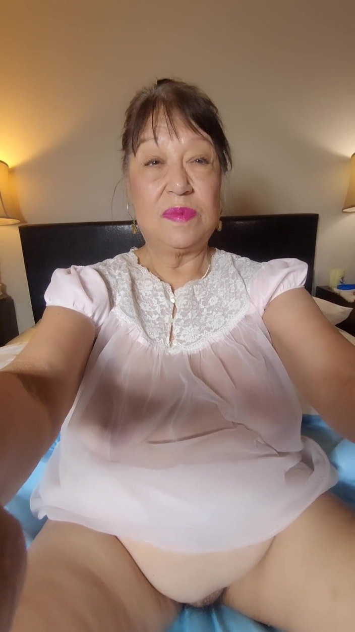 Zilah Luz: Menikmati badan saya dan pepek berbulu. Kencing di atas katil...