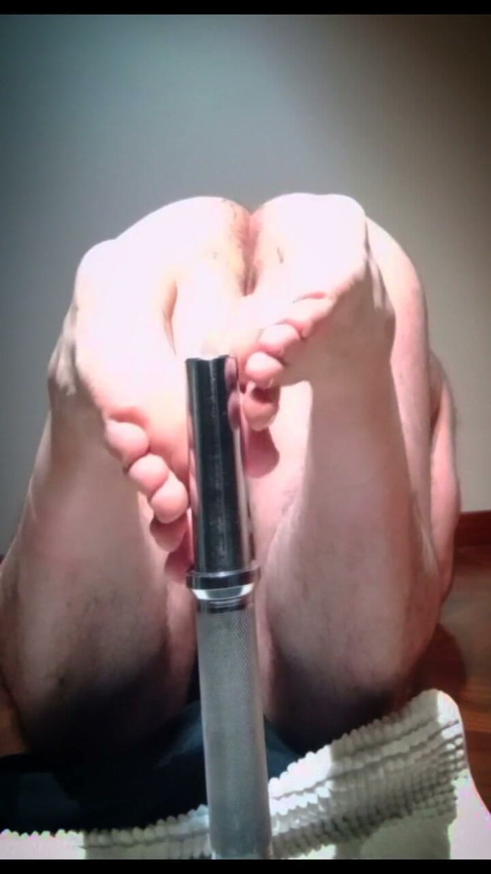 Markwolf: Binaragawan berotot ini lagi asik footjob mesra-mesraan sama cowok dumbbell,...