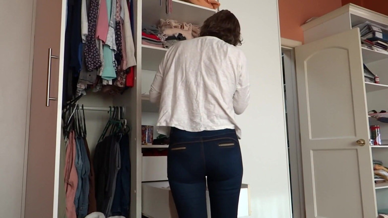 Ardientes69: After Urinating, the Stepmother Puts on Very Tight Jeans, Revealing...