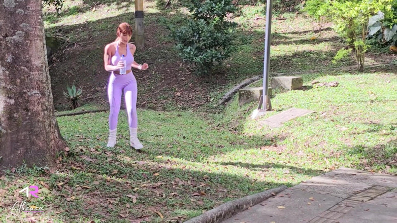 Athenea Rose: 小柄な女の子が見知らぬBBCとセックスする公園で出会う - アテネア・ローズ&amp;ブランドン・クルーズ。