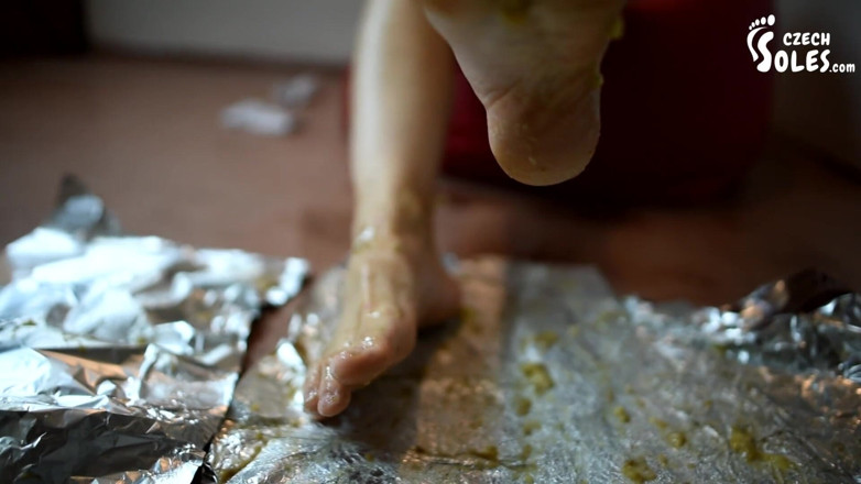 Czech Soles - foot fetish content: Daniela의 음식 분쇄와 애완 동물 훈련