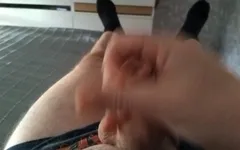 Baba boşalana kadar yarağını sıvazlıyor