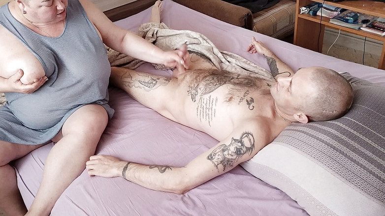 Zona901: Une grosse me réveille en masturbant ma bite