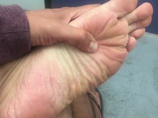 Manly foot: Bayangin aja kamu ada di toilet umum dan temukan kakiku...