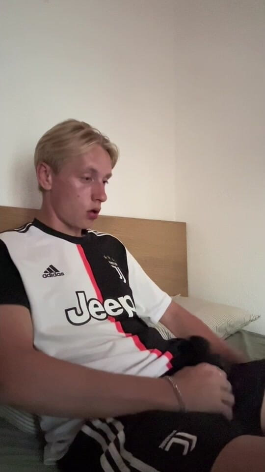 Axton Drake: Fratele fotbalist excitat se masturbează