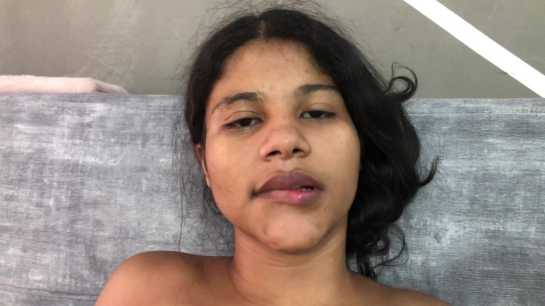 Johanna_love: La mia sorellastra arrapata arriva per un massaggio e finisco...
