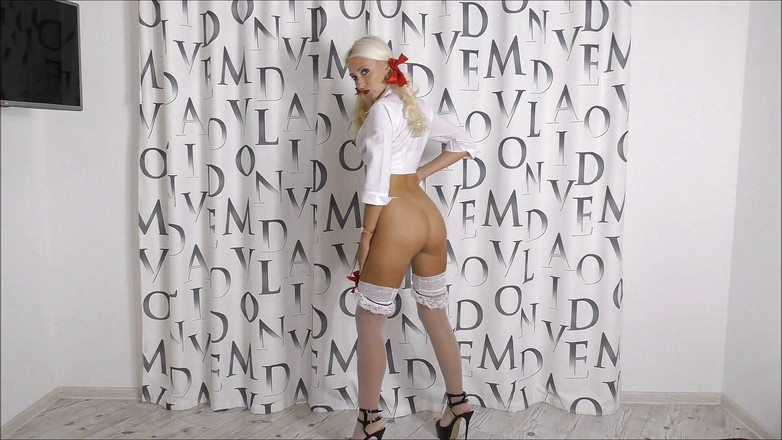 Helena Moeller: Striptis untuk cikgu kolej jalang bercakap kotor