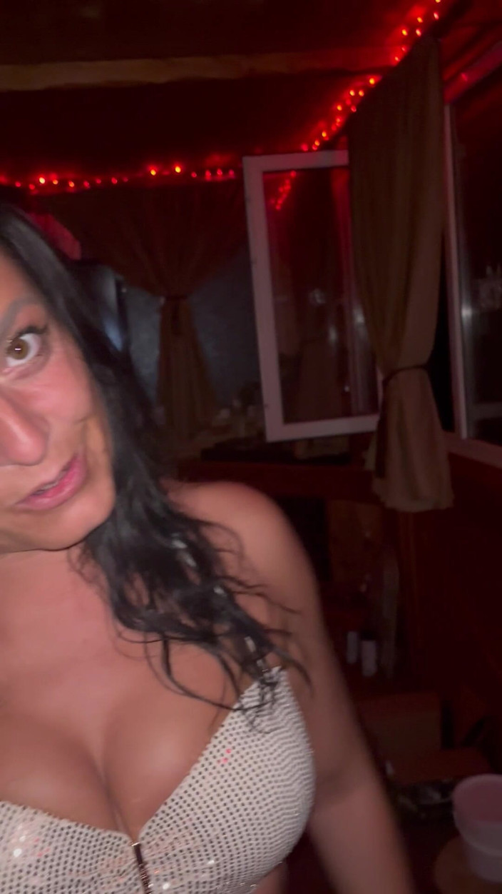 MilfyCalla: Shiny Bikiny Tease u bazénu - Skákací prsa a zadek na...