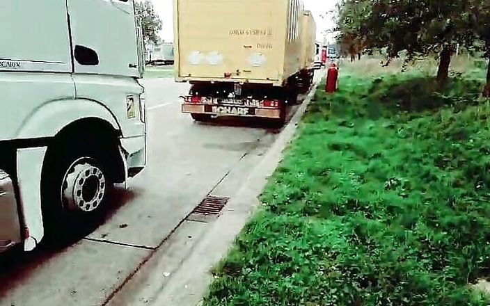Slutboyben: Slutboyben Cam4 порнозвезду-эксгибиционистку выставили на Крейсерской остановке грузовика, взрыв огромной спермы, порция спермы