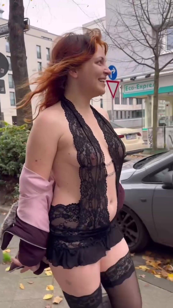 Elena917: Jalan awam dan berkelip dalam pakaian dalam dan stoking