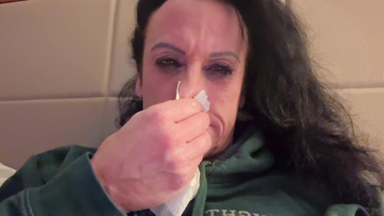Kandylegsxxx: Diosa estornuante congestionada detrás de escena cama hotel confesionario