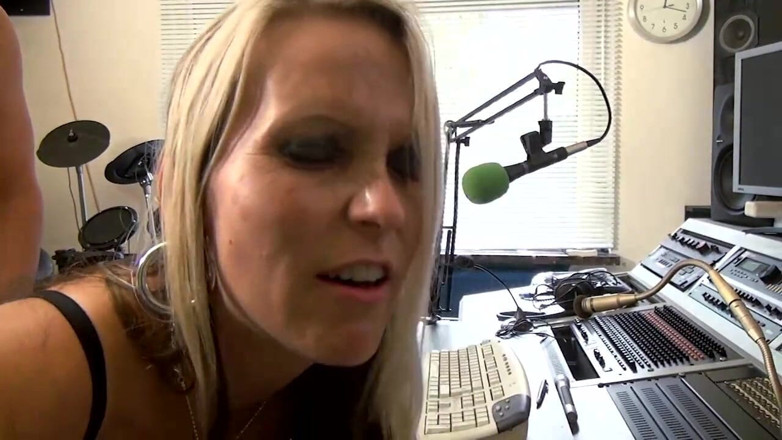Deutschland porn: Une MILF blonde chevauche une grosse bite