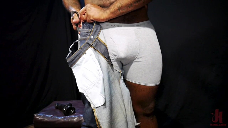 Kinky Bites Gay: Micah Martinez：毛茸茸的肌肉屁股骑乘巨大的鸡巴取悦爸爸