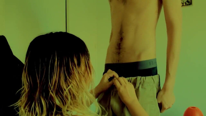 YeahHanna: 纹身摇滚女孩在我父母不在的时候给我挤奶