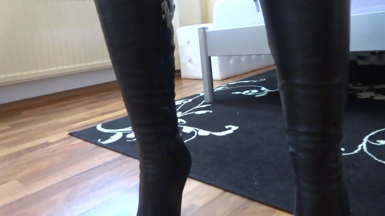 Lady Victoria Valente: Boots fetish masturbation instructions