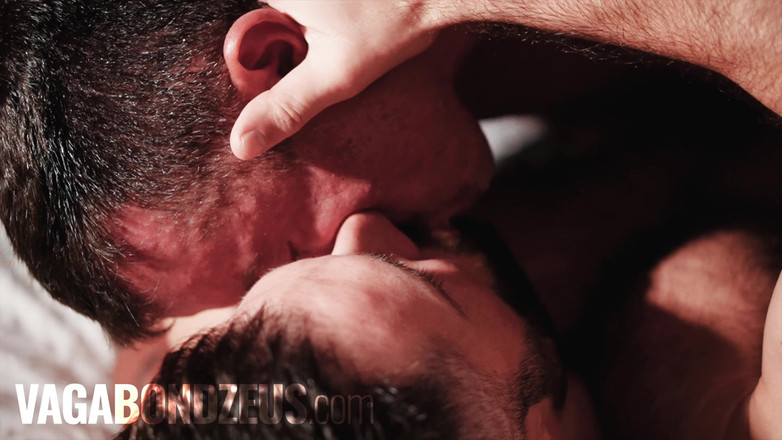 VagabondZeus - Erotic Filmmaker: Kaslı büyük götlü prezervatifsiz sikişiyor