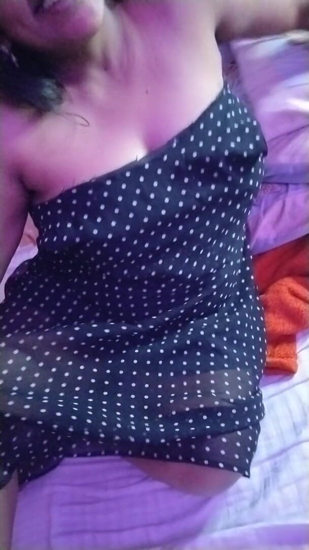 HotGirl21: Hot desi girl show here body with black cloth.