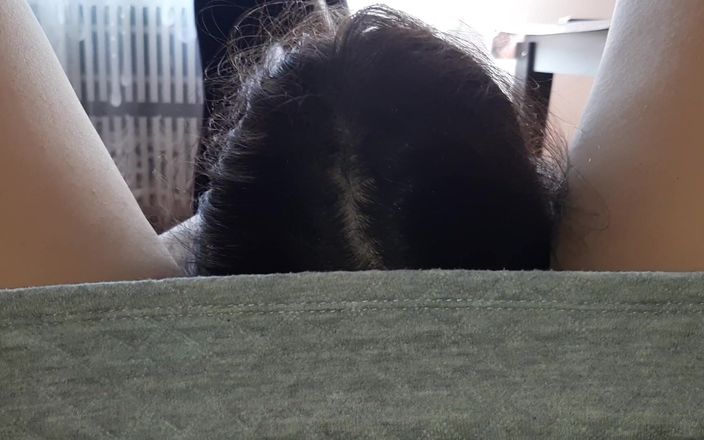 Lesbian-illusion: मेरी प्रेमिका जोखिम से मेरी चूत चाटती है जबकि उसकी मम्मी फर्श धोती है