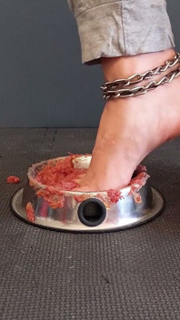Enlatada debajo de los pies