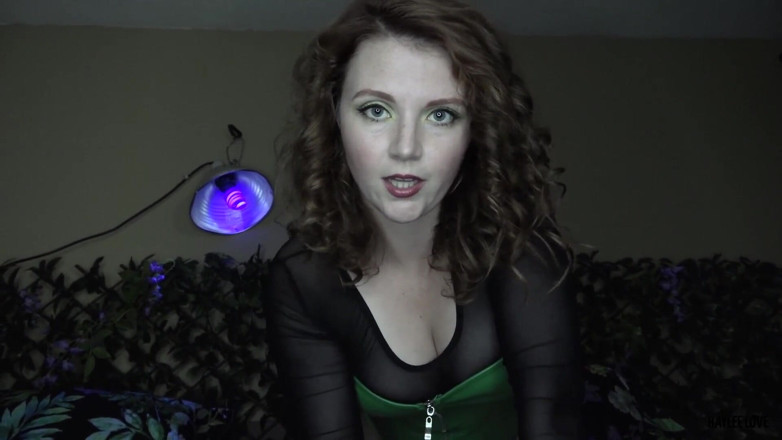Haylee Love: Poison ivy robin ko apna gulaam banaati hai